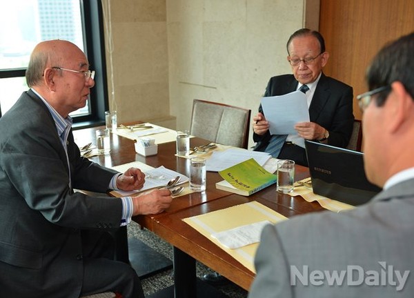 ▲ 12일 6.15공동선언문 반대 기자회견에 참석한 정기승 전 대법관(오)과 안응모 전 내무장관(왼). ⓒ뉴데일리 정상윤 기자.