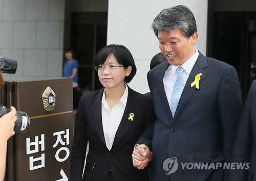 ▲ 국회 최루탄 투척 혐의로 기소돼 상고심에서 징역 1년을 선고받은 원심을 확정받은 통합진보당 김선동 의원이 12일 오후 상고심이 열린 서울 서초동 대법원을 이정희 대표의 손을 잡고 나가고 있다.ⓒ 사진 연합뉴스