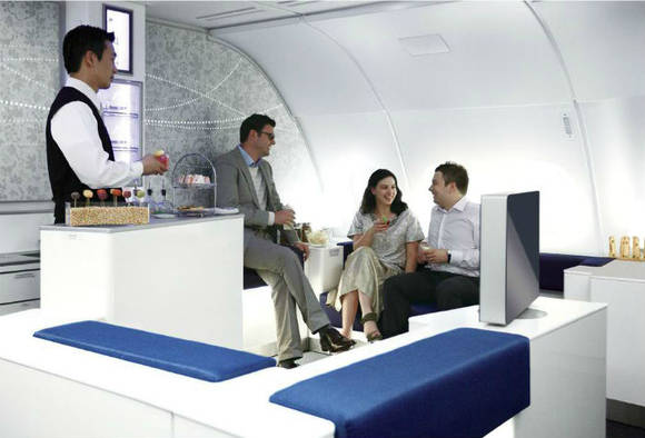 ▲ 대한항공은 '사회적 공간'(Social Area)을 마련해 승객들이 A380 기내 공간은 마음껏 즐길 수 있도록 만들었다. 셀레스티얼 바의 모습 ⓒ대한항공 제공