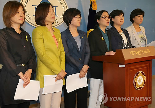 ▲ 새정치민주연합 여성 의원들이 13일 오후 서울 여의도 국회 정론관에서 문창극 국무총리 후보자 사퇴 촉구 기자회견을 하고 있다. 왼쪽부터 진선미 ,배재정, 김상희, 장하나, 서영교, 남윤인순 의원 ⓒ연합뉴스 DB