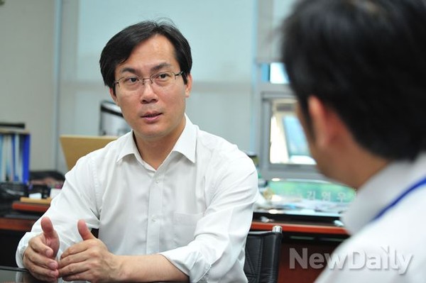 ▲ 새누리당 7.14 전당대회에 출마한 김영우 의원이 뉴데일리와 인터뷰를 갖고 있다. ⓒ이종현 기자