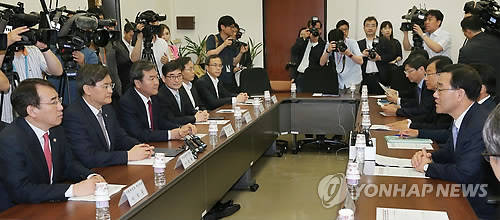 ▲ 정부와 새누리당은 13일 서울 여의도 국회에서 '주택시장 정상화 대책 당정 협의'가 열고 주택 임대소득 과세 방침에 관해 논의했다.ⓒ연합뉴스