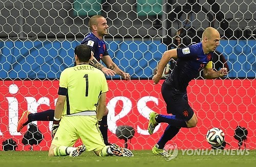 ▲ 네덜란드의 5번째 골에 환호하는 아리언 로번(오른쪽)과 낙심하는 이케르 카시야스(AP=연합뉴스)