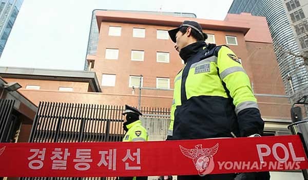 ▲ 주한 일본 대사관을 경비하는 한국 경찰의 모습 ⓒ연합뉴스. 무단전재 및 재배포 금지.