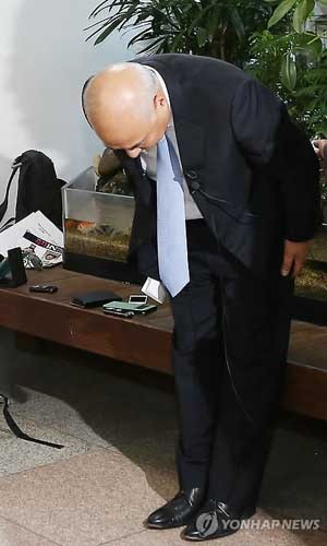 ▲ 15일 오후 2시, 서울 창성동 정부청사 별관에서 사과문을 읽기 전 고개 숙여 사과를 하는 문창극 국무총리 후보 ⓒ연합뉴스. 무단전재 및 재배포 금지.