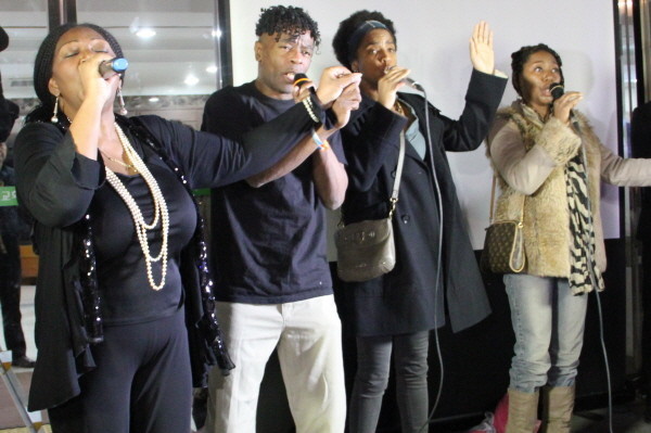 ▲ 2012년 내한 공연을 한 보니엠은 탈북자 인권보호에도 열심이다. 2012년 4월 서울 옥인동 중국대사관 앞에서 탈북자 북송 반대를 외치며 단식하던 박선영 전의원 농성장을 방문해 지지를 약속하며 탈북자들을 위한 노래를 불렀다.ⓒ뉴데일리