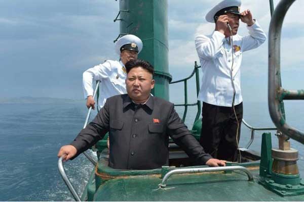 ▲ 북한 매체가 보도한 김정은의 잠수함 사진. 김정은이 서니 출입구가 좁아 보인다. ⓒ연합뉴스. 무단전재 및 재배포 금지.