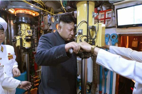 ▲ 잠망경을 들여다 보는 김정은. 혹시 제대로 보지 못할까봐 해군 한 명이 잡아주고 있다. ⓒ연합뉴스. 무단전재 및 재배포 금지.