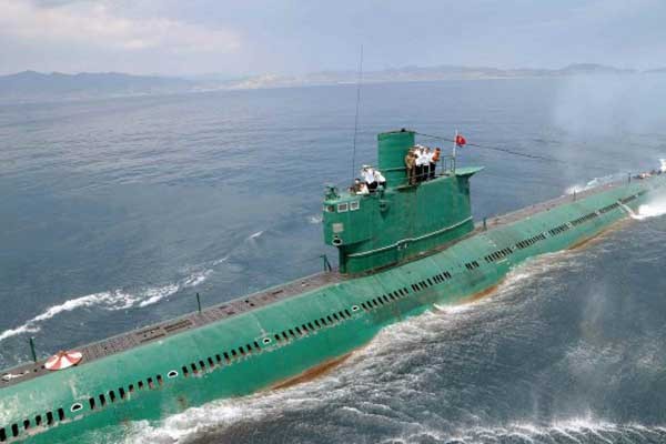 ▲ 김정은이 타고 지휘했다는 북한 잠수함 748호. 도입한 지 50년도 더 된 잠수함이다.ⓒ연합뉴스. 무단전재 및 재배포 금지.