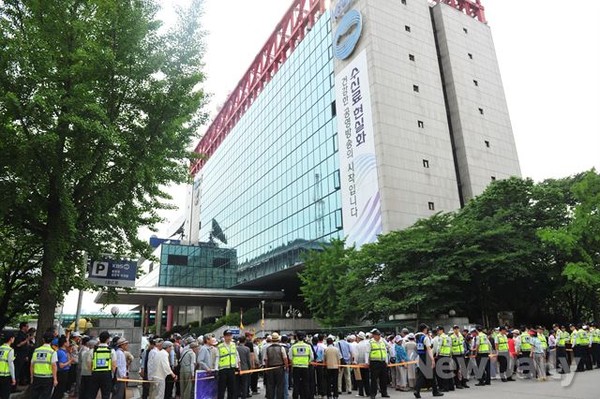 선민회 회원들이 KBS 본관 앞에서 문창극 총리 후보자에 대한 '왜곡보도'를 규탄하고 있다. 2014.6.16 ⓒ 뉴데일리 이종현 기자
