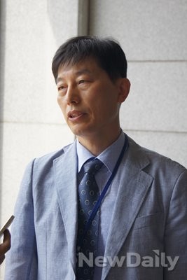 ▲ 양승오 박사가 16일 오전 서울 중앙지검에서 조사를 받기 전 뉴데일리 기자와 만나 인터뷰하고 있다. ⓒ 뉴데일리 유경표 기자