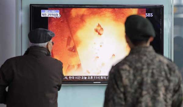 ▲ 2013년 2월, 북한 3차 핵실험 당시 뉴스를 보고 있는 시민들. [사진: SBS 보도화면 캡쳐]