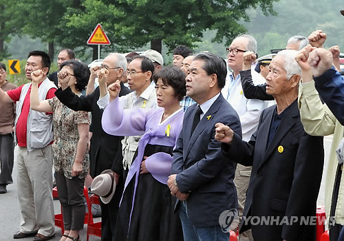 ▲ 이재정 경기교육감 당선자가 13일 고 신효순 심미선 12주기 추모제에 참석했다. 이재정 당선자가 임을 위한 행진곡을 부르고 있다.ⓒ 사진 연합뉴스