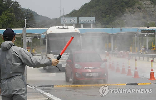 ▲ 16일 방역당국이 횡성 고속도로 입구에서 차량에 대한 방역활동을 벌이고 있다. ⓒ연합뉴스
