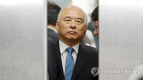 ▲ 문창극 국무총리 후보자가 17일 오전 서울 종로구 창성동 정부서울청사 별관에 출근해 엘리베이터를 타고 있다. ⓒ연합뉴스