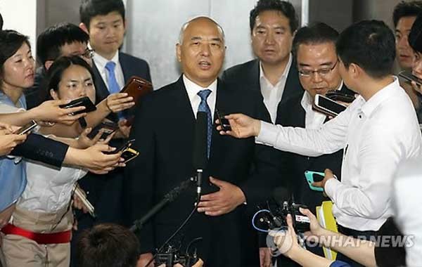 ▲ 17일 오후 7시 20분 경 퇴근하는 문창극 총리 후보와 그를 둘러싼 기자들. ⓒ연합뉴스. 무단전재 및 재배포 금지.