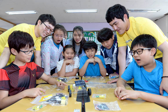 ▲ 서울 봉화초등학교 학생들이 '찾아가는 주니어 공학교실'에 참가해 태양열 자동차를 직접 만들어 보고 있다. 사진제공=현대모비스