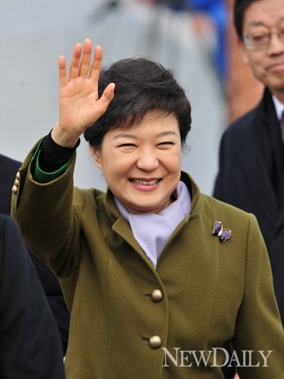 ▲ 지난해 2월25일 국회에서 취임식을 마친 뒤 국민들에게 손을 들어 인사하고 있는 박근혜 대통령. ⓒ뉴데일리 DB