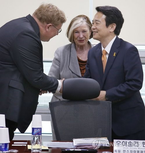 ▲ 남경필 경기도지사 당선인이 18일 오후 국회 의원회관에서 열린 '경기도 여야 정책협상단 첫 모임'에서 우어술라 맨래 독일 한스자이델 재단 총재(가운데) 및 관계자들과 인사를 나누고 있다. ⓒ연합뉴스