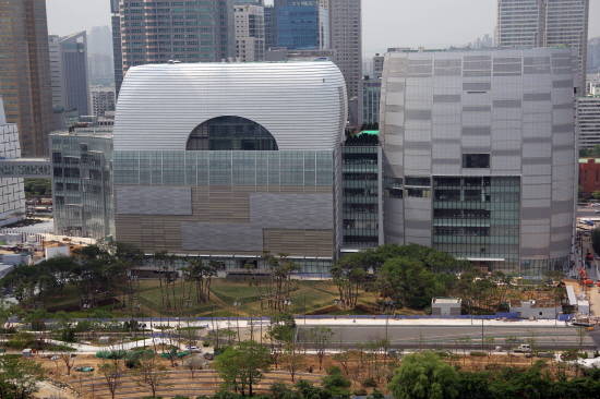 서울 송파구에 있는 제2롯데월드의 쇼핑동(왼쪽)과 엔터동의 전경.ⓒ롯데건설