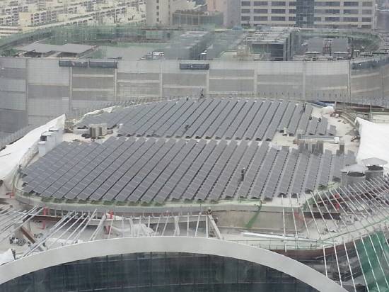 제2롯데월드 쇼핑동 옥상에 설치된 태양광설비.ⓒ롯데건설