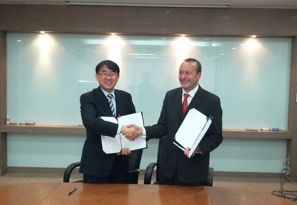 ▲ 해양수산부와 국제 NGO인 환경정의재단이 17일 불법어업 근절을 위해 공동노력하기로 양해각서를 체결했다.ⓒ해양수산부