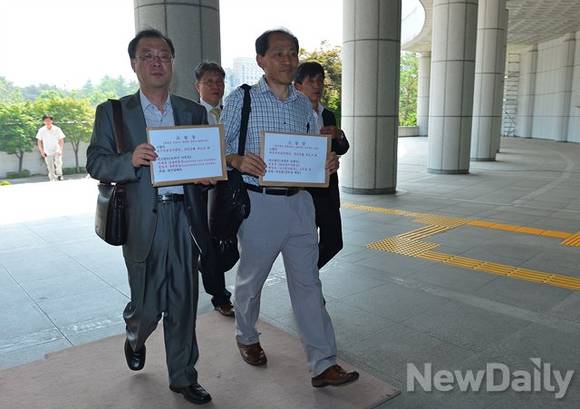 ▲ 금융권 수장들이 노조·시민단체로부터 잇따라 형사 고발을 당하는 수모를 겪고 있다. 사진은 윤영대 KB국민은행노조 위원장(오른쪽) 등 국민은행노조 관계자들이 금융권 수장들을 검찰에 고발하는 모습. ⓒ NewDaily DB