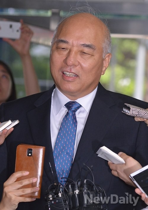 ▲ 19일 정부서울청사 창성동 별관으로 출근하면서 기자들의 질문에 답하는 문창극 총리 후보 ⓒ이미화 뉴데일리 기자