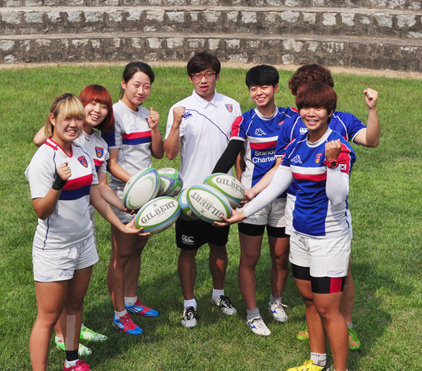 ▲ 왼쪽부터 정시윤 학생, 이애리 학생, 백예명 학생, 이진욱 대표팀코치, 임재원 학생, 한은호 학생, 정혜수 학생ⓒ수원여자대학교