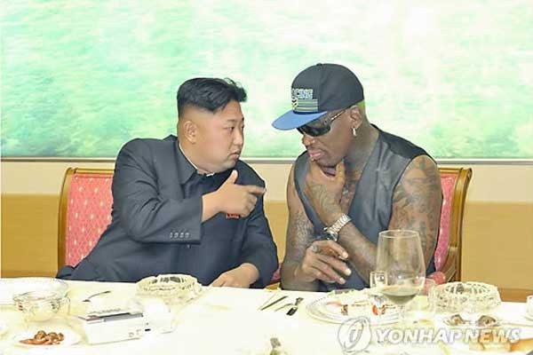 ▲ "너도 투자해라" "글쎄…." 로드먼과 만난 김정은. 김정은 정권은 최근 외화벌이에 열을 올리고 있다. ⓒ연합뉴스. 무단전재 및 재배포 금지.