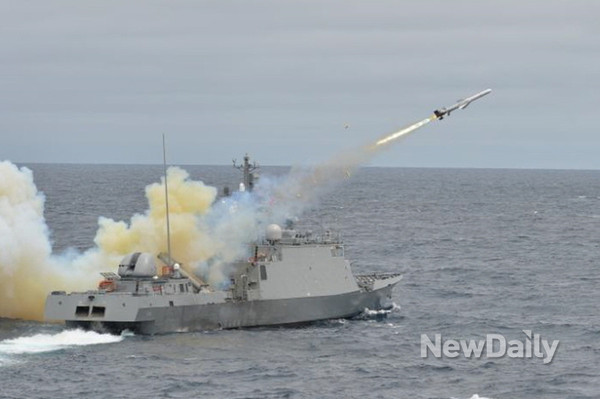 ▲ 20일 오전 독도인근 해상에서 박동진함에서 '해성' 함대함 미사일을 발사하고 있다.ⓒ해군
