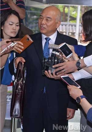 ▲ 기자들에게 자료가 든 가방을 들어 보이는 문창극 총리 후보 [자료사진]