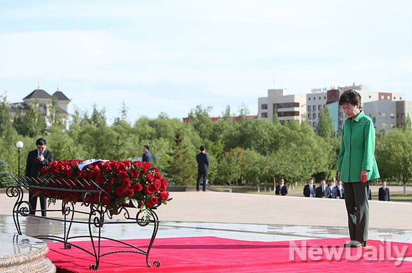 ▲ 카자흐스탄을 국빈방문한 박근혜 대통령이 조국수호자 기념비에 헌화하고 묵념하고 있다. ⓒ 뉴데일리