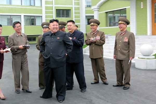 ▲ 황병서 등 측근을 데리고 평양김정숙방직공장 노동자 기숙사를 찾은 김정은. [자료사진]