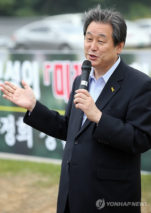 ▲ 새누리당 당권에 도전하는 김무성 의원이 20일 경북 구미시 상모동 박정희 전 대통령 생가 부근에서' 돗자리 공감마당'을 열어 당 운영에 관해 설명하고 있다 ⓒ연합뉴스 DB