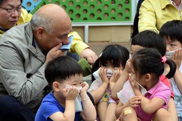 ▲ 20일 정부서울청사 창성동 별관 어린이집 아이들과 함께 민방위 훈련을 받는 문창극 총리 후보 ⓒ연합뉴스. 무단전재 및 재배포 금지.