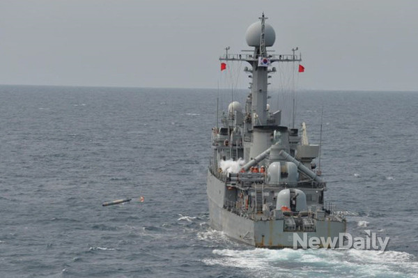 ▲ 20일 실시된 해군 전투탄 실사격 훈련에 참가한 초계함인 원주함(PCC)에서 국산 경어뢰인 ‘청상어’를 가상의 적 잠수함 표적을 향해 발사하고 있다.ⓒ해군