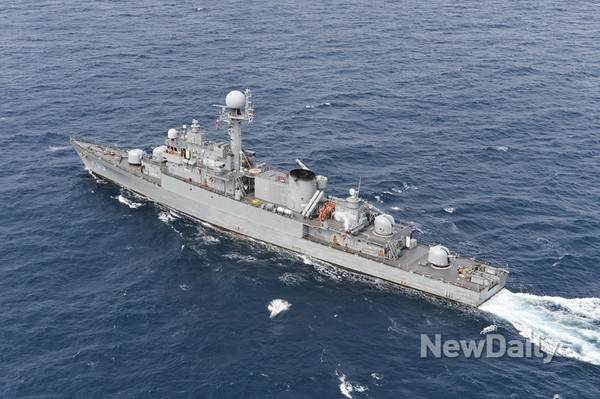 ▲ 초계함인 원주함(PCC)에서 국산 경어뢰인 ‘청상어’를 가상의 적 잠수함 표적을 향해 발사하고 있다.ⓒ해군