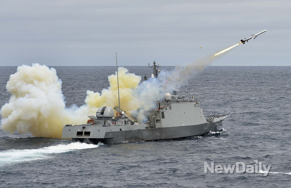 ▲ 유도탄고속함인 박동진함(PKG)에서 함대함유도탄 해성을 가상의 적 수상함 표적을 향해 발사하고 있다.ⓒ해군