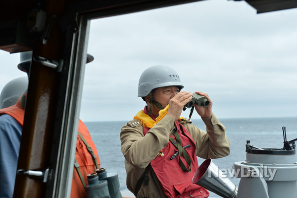 ▲ 이날 광개토대왕함에 승함한 황기철 해군참모총장의 현장지도 모습.ⓒ해군