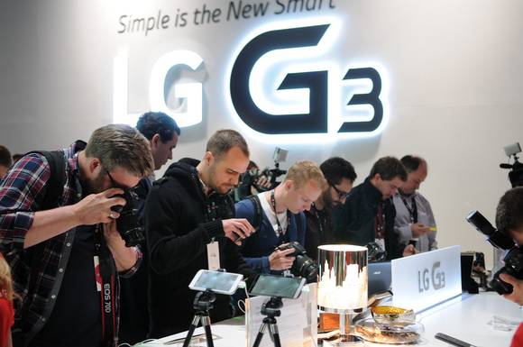 ▲ 지난 5월 28일 런던 배터시 에볼루션(Battersea Evolution)에서 열린 'LG G3' 공개 행사에서 관람객들이 'LG G3'를 체험하고 있다. ⓒLG전자 제공