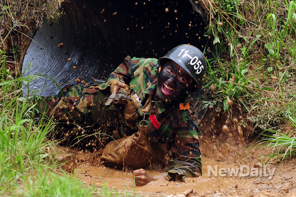 ▲ 새로운 신병훈련을 받고있는 훈련병 모습.ⓒ육군