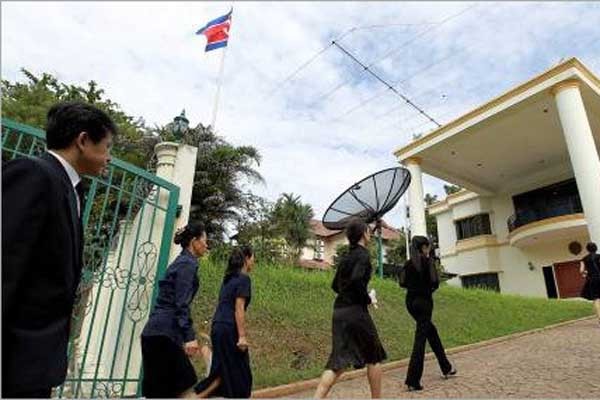 ▲ 말레이시아 주재 북한 대사관으로 들어서는 현지 북한인들 [사진: 현지 언론보도 캡쳐]