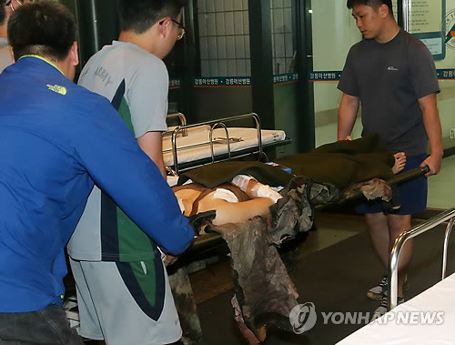 ▲ 총기사고로 다친 병사들이 22일 자정을 넘은 시간 강릉의 한 병원으로 후송되고 있다.ⓒ연합뉴스