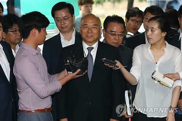 ▲ 23일 출근하면서 기자들의 질문에 답하는 문창극 총리 후보 ⓒ연합뉴스. 무단전재 및 재배포 금지.