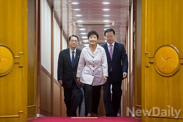 ▲ 박근혜 대통령이 21일 5박6일간의 중앙아시아 순방을 마치고 귀국하고 있다. ⓒ 뉴데일리