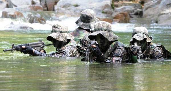 ▲ 강원도 가리산 일대에서 침투훈련 중인 703특공연대 [사진: 국방일보 캡쳐]