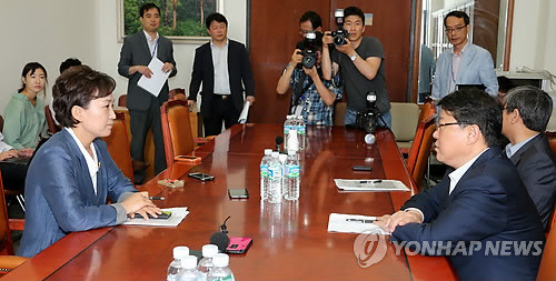 ▲ 국회 '세월호 침몰사고 진상규명 국정조사 특별위원회' 새누리당 간사인 조원진(오른쪽) 의원과 새정치민주연합 김현미 의원이 20일 국회에서 만나 기관보고 일정 등을 논의하고 있다.ⓒ연합뉴스