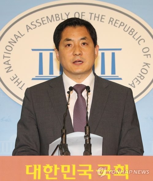 ▲ 박대출 새누리당 대변인이 국회 정론관에서 기자회견을 가지고 있다. ⓒ연합뉴스