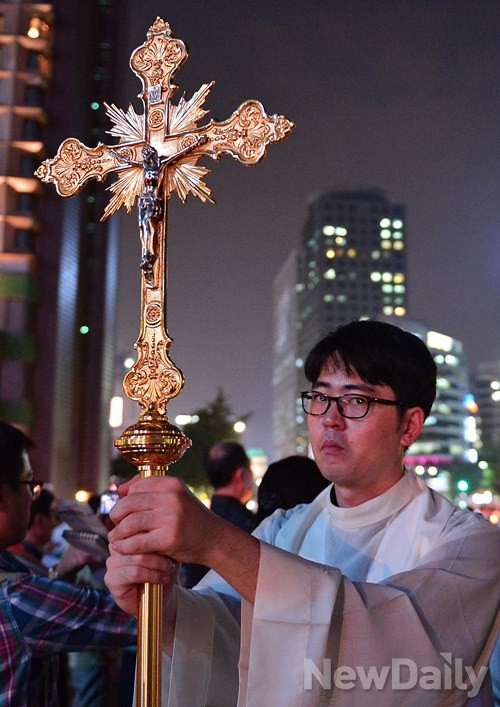 ▲ 좌파성향 집회에 참석한 정의구현사제단 성직자의 모습 ⓒ뉴데일리DB